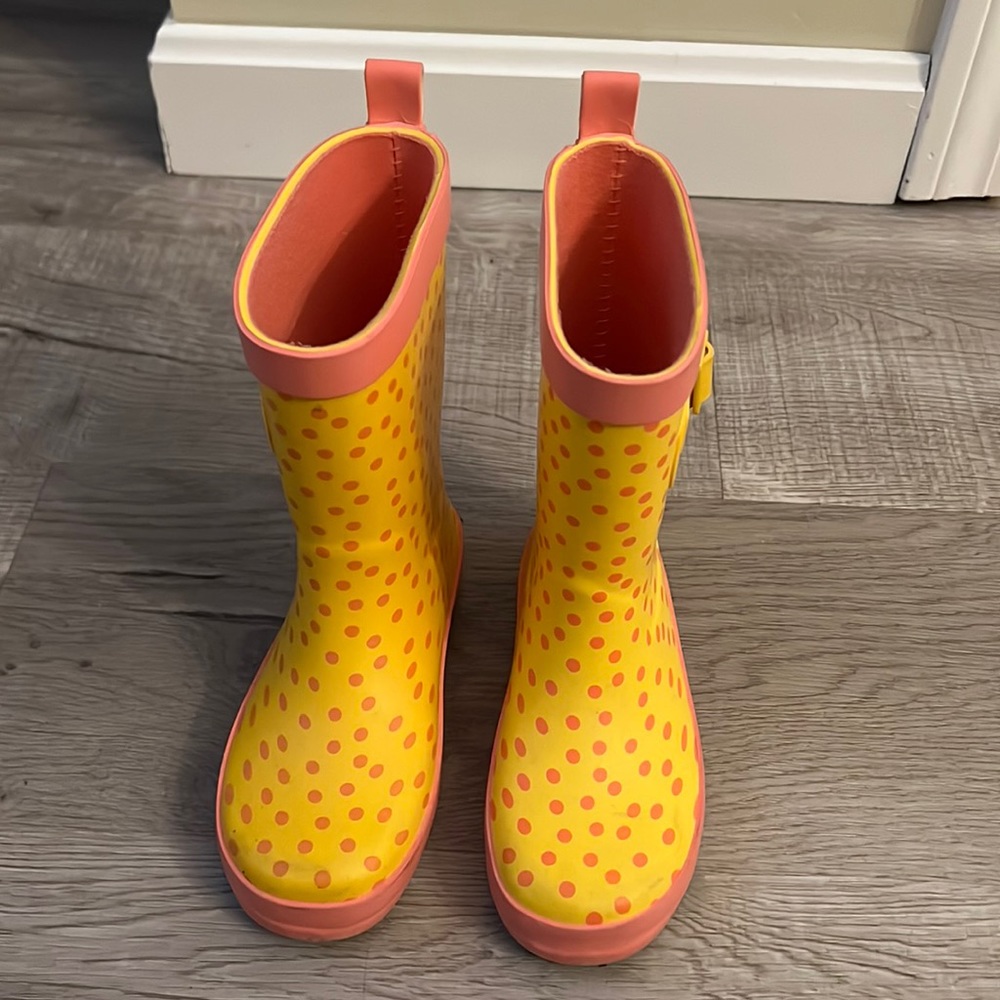 Yellow rain boots with pink polkadots toddler size 9/10